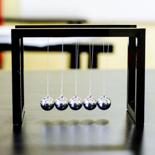 Njutnovo Klatno Square