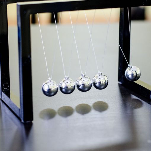 Njutnovo Klatno Square