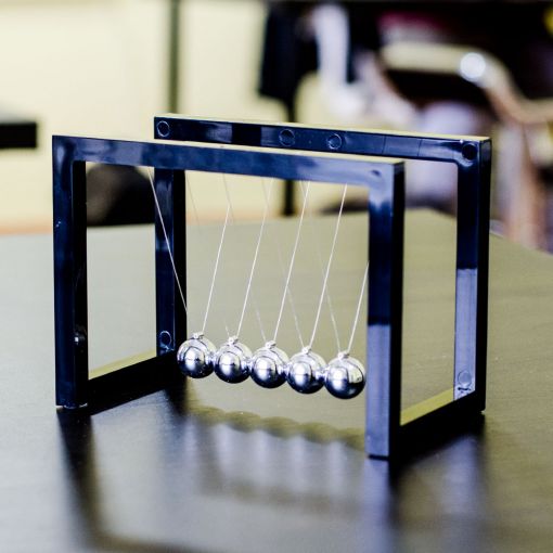 Njutnovo Klatno Square